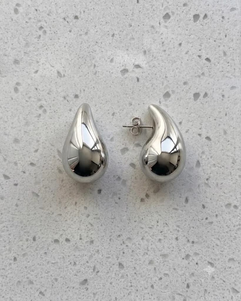 Arete gotas plateados pequeños en rodio, vista principal