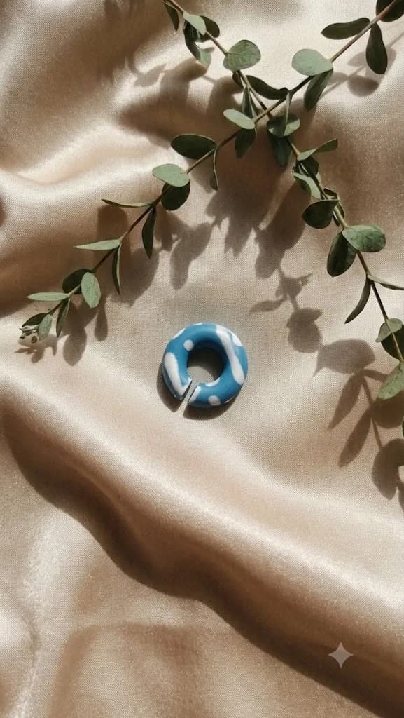 Earcuff GOMA azul con manchas blancas, vista principal