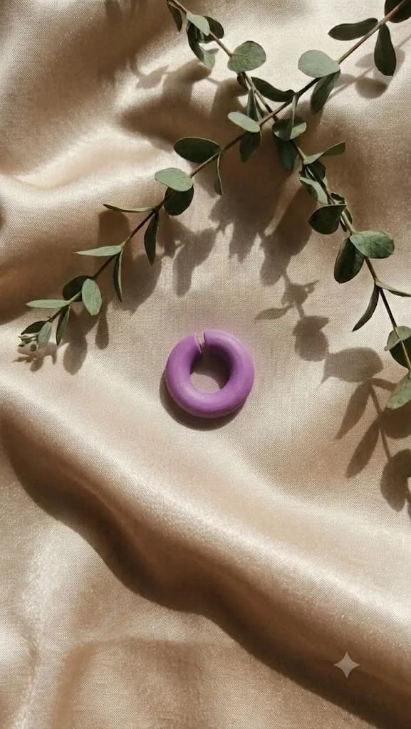 Earcuff GOMA morado claro, vista principal