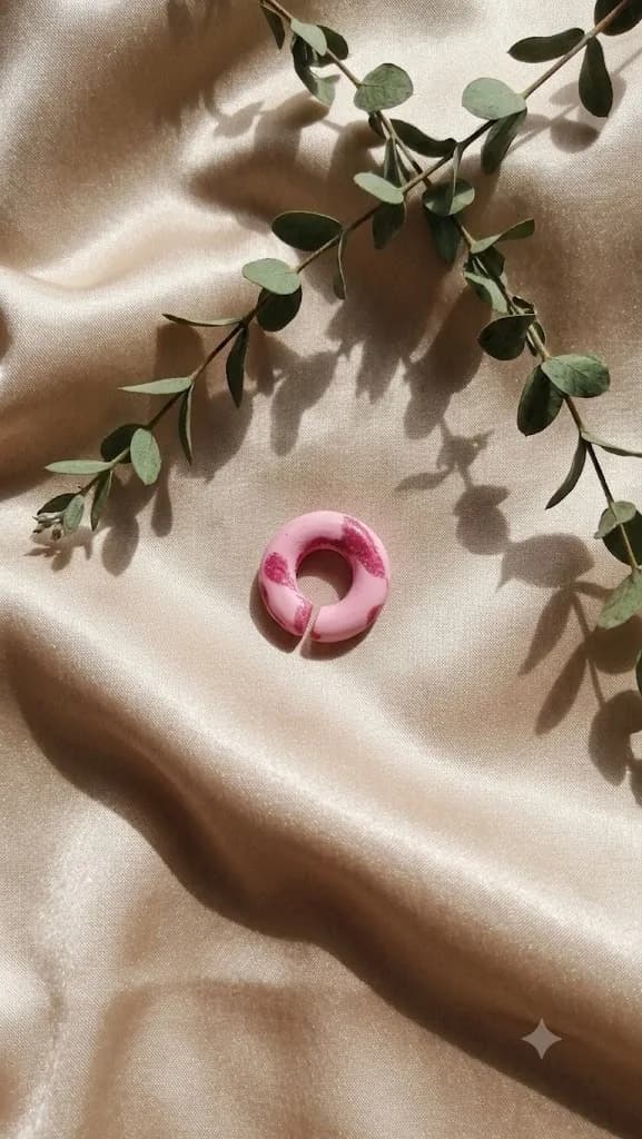 Earcuff GOMA rosado con manchas fucsias, vista principal