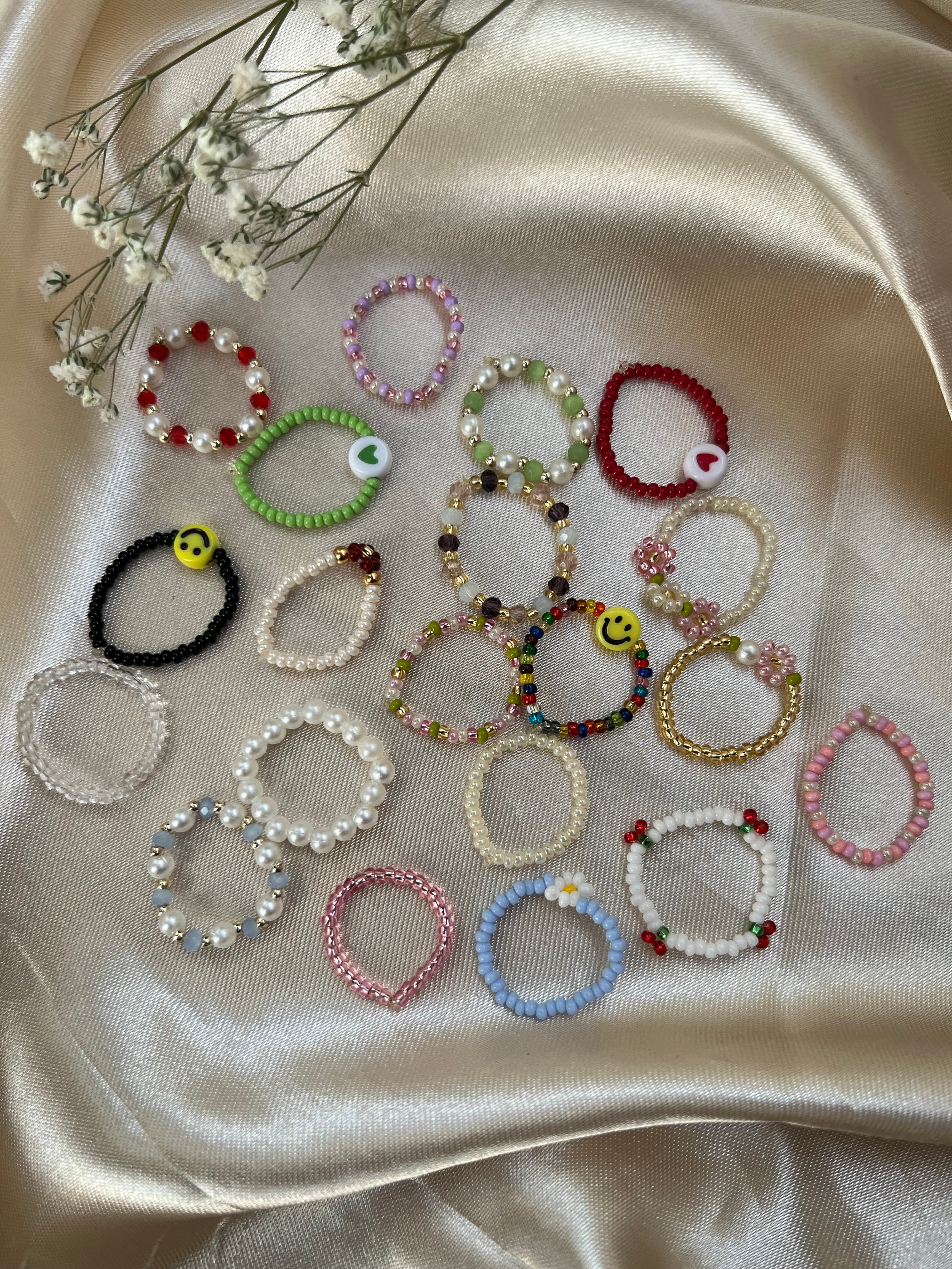 Anillos con mostacillas, vista principal